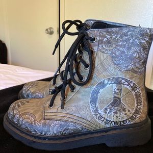 Yes We Vibe Unisex Boots Women’s 7  Men’s 5.5